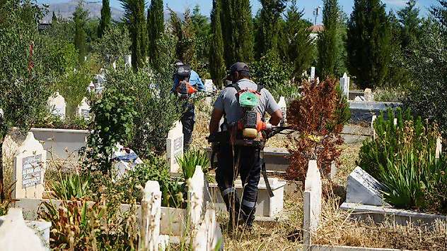 Adıyaman Belediyesi'nden bayram öncesi mezarlıklarda temizlik çalışması