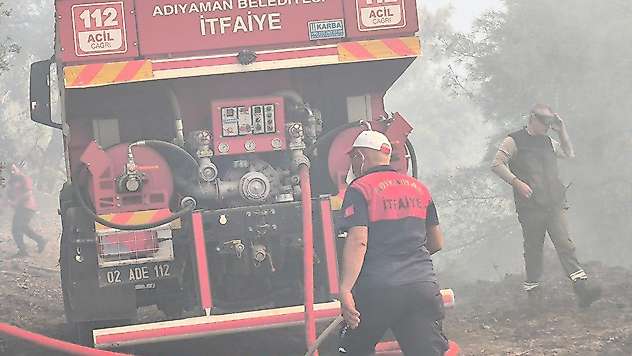 Adıyaman Belediyesi'nden Hatay'daki yangına personel ve araç desteği