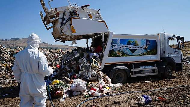 Adıyaman Belediyesi'nden karasinekle mücadelede etkin ilaçlama çalışması