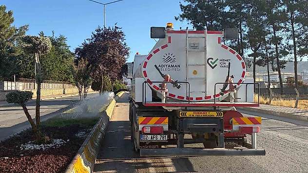 Adıyaman Belediyesi'nden yaz aylarında yeşil alanlara özel bakım