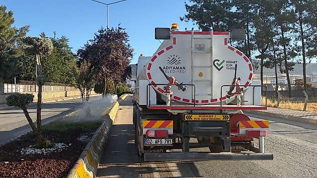 Adıyaman Belediyesi'nden yaz aylarında yeşil alanlara özel bakım