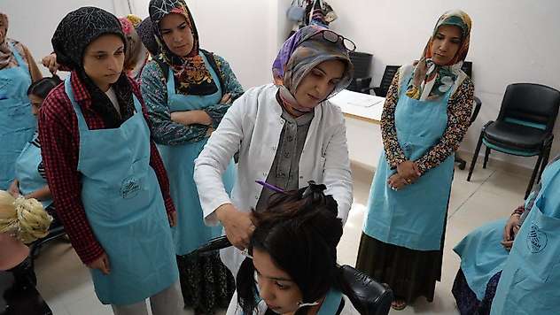 Adıyaman Belediyesi ve Diakonie Derneği'nden kadınlara kuaförlük eğitimi
