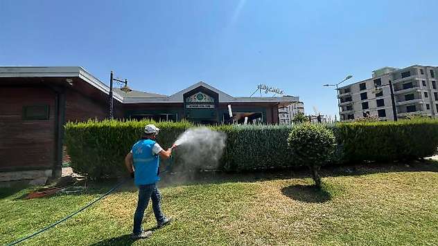 Adıyaman Belediyesinden kent merkezindeki park ve bahçelere ilaçlama çalışması