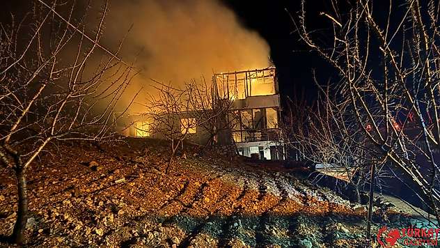 Adıyaman Besni'de çıkan yangında ev küle döndü