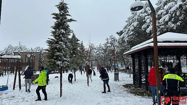 Adıyaman Besni'de polis ekipleri vatandaşla kartopu oynadı