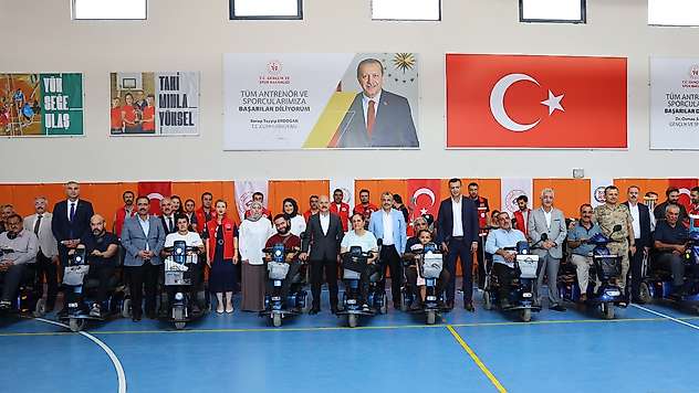 Adıyaman'da 41 akülü sandalye depremzede vatandaşlara teslim edildi
