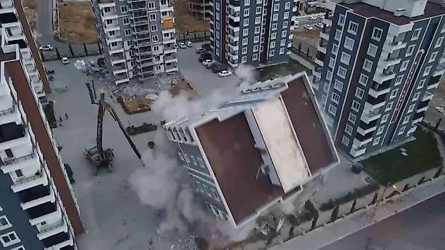 Adıyaman'da ağır hasarlı 9 katlı binanın yıkılma anları kameraya yansıdı
