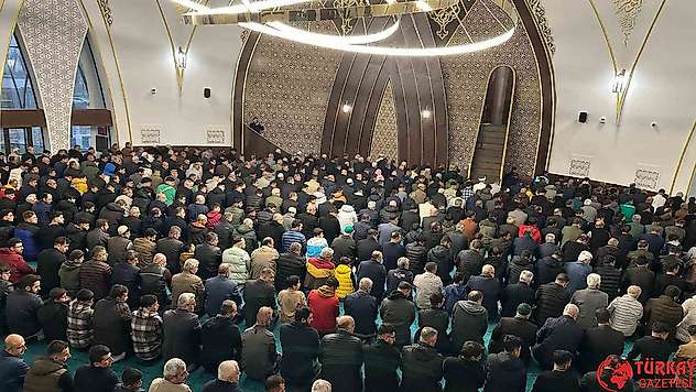 Adıyaman'da binlerce kişi bayram namazı için saf tuttu