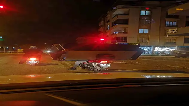 Adıyaman'da bir kişi motosiklette koltuk taşıdı