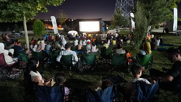 Adıyaman'da çocuklar açık hava sineması ile buluştu