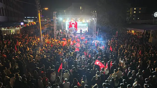 Adıyaman'da Cumhuriyet Coşkusu kortej ve konserle taçlandı