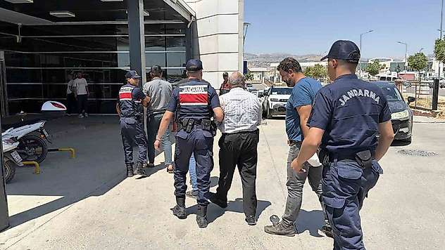 Adıyaman'da dehşet görüntüler: Kamyonetle çarptığı şahsı metrelerce fırlattı
