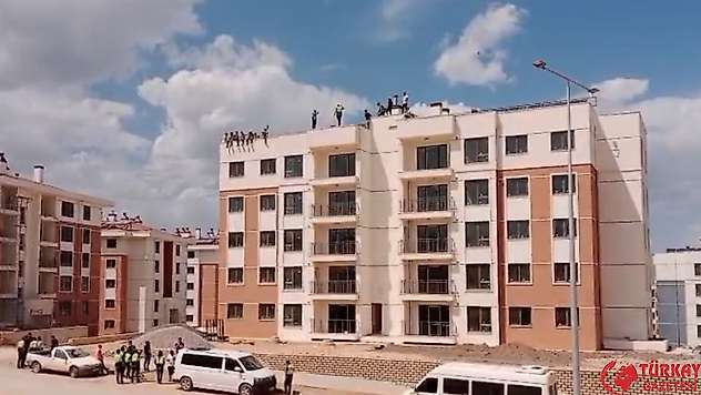 Adıyaman'da deprem konutları şantiyesinde işçi eylemi: 'Üç aydır ücret alamıyoruz'