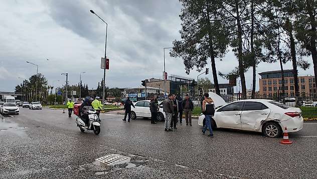 Adıyaman'da dört araç bir birine girdi