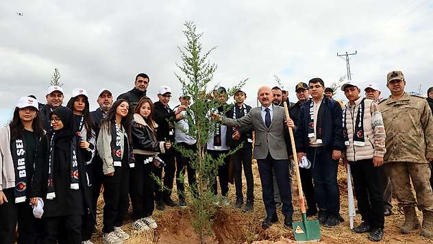 Adıyaman'da Fidanlar şehitler için toprakla buluştu