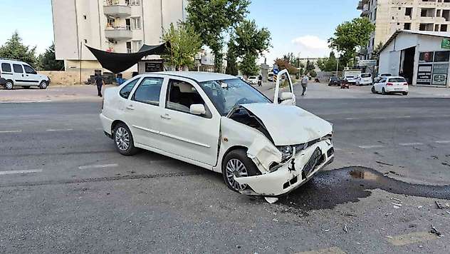 Adıyaman'da iki otomobil çarpıştı: 1'i ağır 3 yaralı