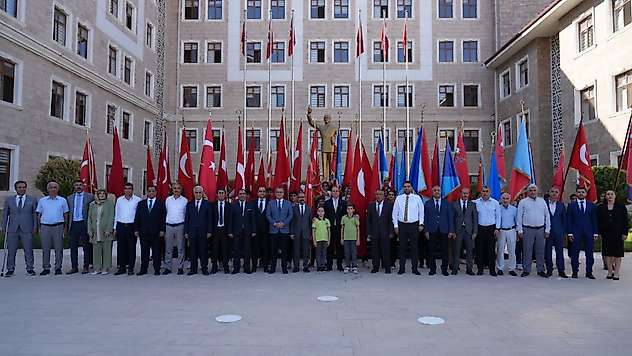 Adıyaman'da İlköğretim haftası çelenk sunma töreniyle başladı