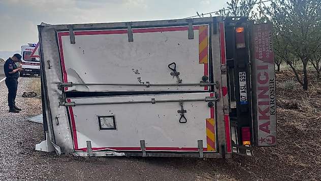 Adıyaman'da kamyon devrildi: 1 yaralı