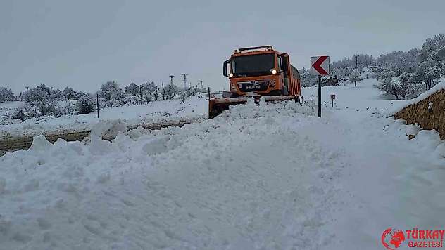 Adıyaman'da kar köy yollarını kapattı