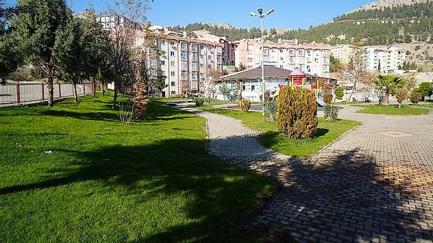 Adıyaman'da park ve bahçelerin onarımı devam ediyor