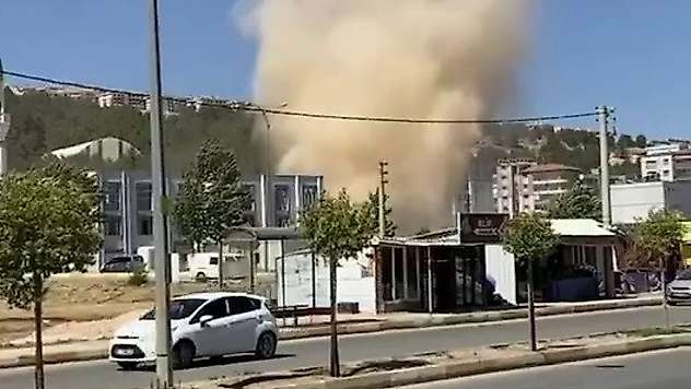 Adıyaman'da rüzgar, hortumlara neden oldu