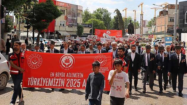 Adıyaman'da yüzlerce kişi 'aile' için yürüdü