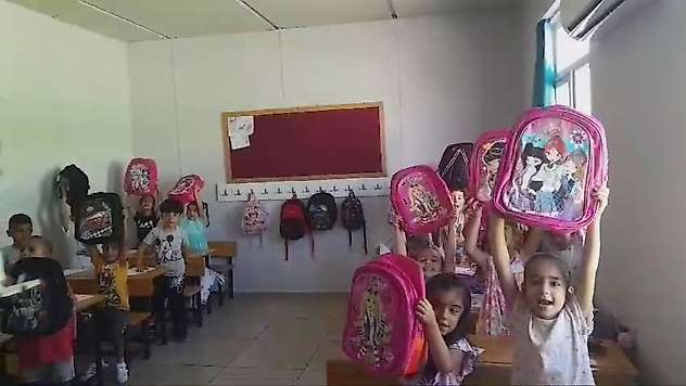Adıyaman'da 250 depremzede öğrenciye kırtasiye ve çanta yardımı