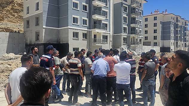 Adıyaman Gölbaşı deprem konutlarında kriz! Maaşlarını alamayan işçiler eylem yaptı