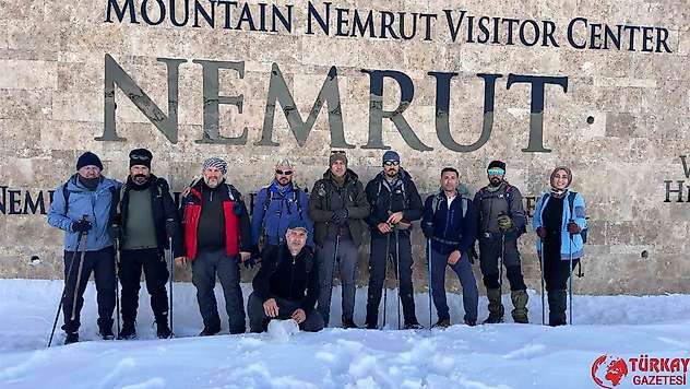 Adıyamanlı dağcılar karla kaplı Nemrut Dağı'na tırmandı