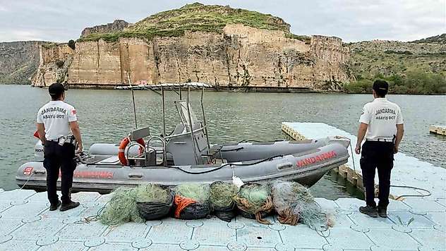 Ağ ile avlanma yasağına uymayan 3 şahsı jandarma yakaladı