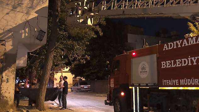 Ağaçta mahsur kalan kediyi itfaiye ekipleri kurtardı