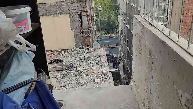 Ağır hasarlı bina yıkılırken sağlam bina zarar gördü, itiraza 'hasar tespitine yer yok' cevabı geldi