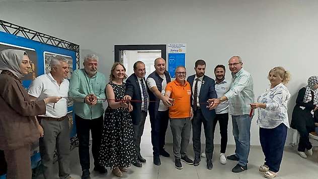 AKEM'de eğitim gören öğrencilere Rotary'den akıllı tahta desteği