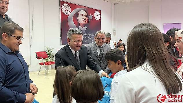 Ali Erdemoğlu ihtiyaç sahibi öğrencilere hediye dağıtıp, destek sözü verdi