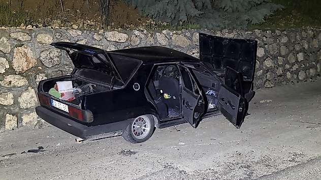Alkollü sürücünün kullandığı otomobil, İstinat duvarına çarptı: 2 yaralı