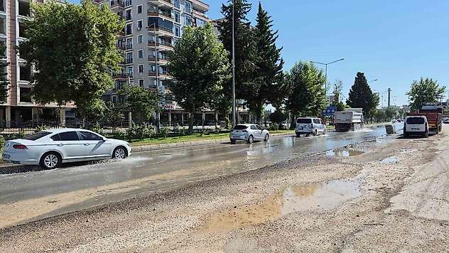 Ana şebeke borusu patladı, yol göle döndü