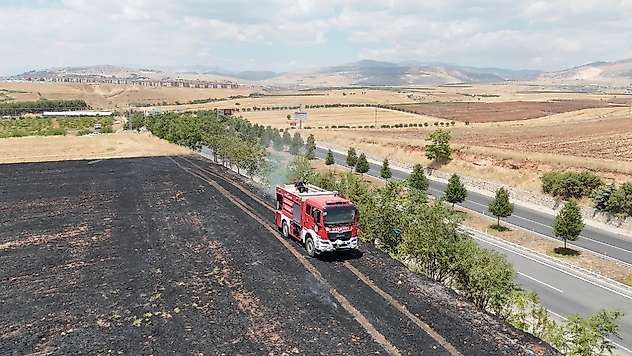 Anız yangını ağaçlık alana sıçramadan söndürüldü