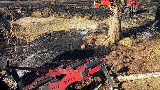 Anız yangınına müdahale eden traktör alevlere teslim oldu