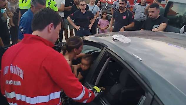 Araçta kilitli kalan çocuk camın kırılmasıyla kurtarıldı