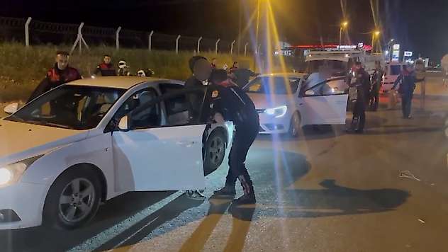Asayiş uygulamasında ruhsatsız 4 tabanca ele geçirildi