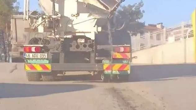 Adıyaman'da bu da oldu! Beton mikseri asfalta çimento dökerek ilerledi