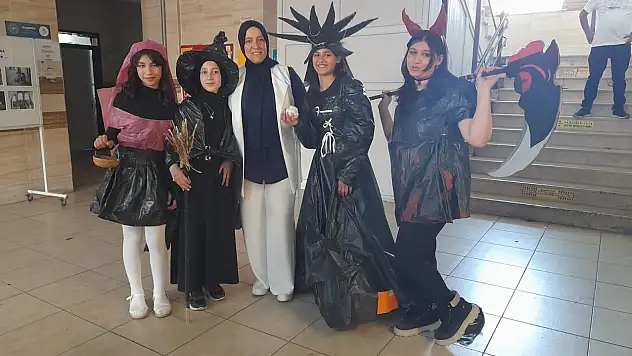 Atık malzemelerle hazırlanan kıyafetler