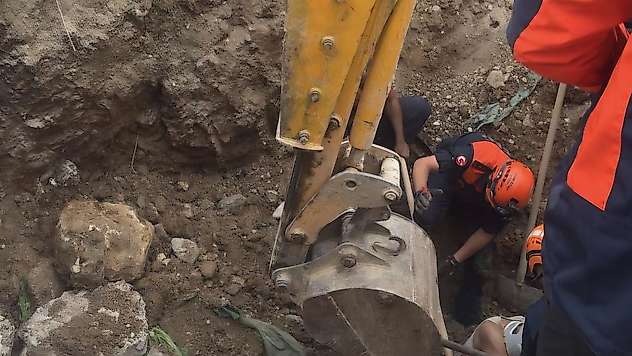 Baba ve oğlu göçük altında kaldı: 2 yaralı