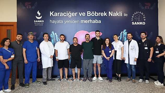 Babalar gününde babalarına böbreklerini bağışladılar