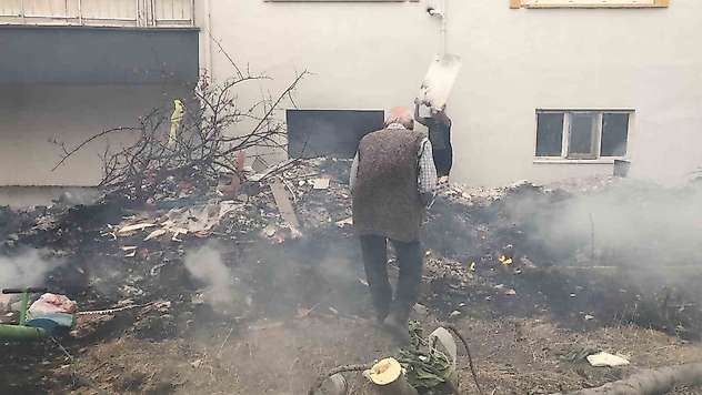 Bahçede çıkan yangın korkuya neden oldu