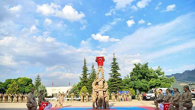 Bakan Göktaş, Tunceli'de Kıbrıs gazisiyle görüştü, jandarmanın kuruluş yıldönümüne katıldı