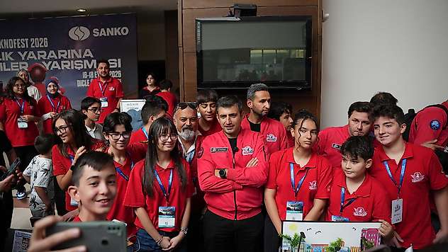 Bakan Kacır ve Selçuk Bayraktar Teknofest İnsanlık Yararına Teknolojiler Yarışmasını ziyaret etti
