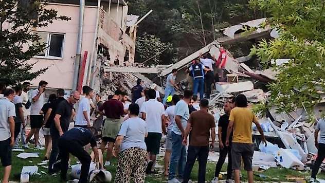 Balıkesir'de çok sayıda yapıda enkaz var
