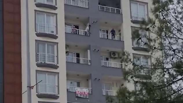Balkondan kendini sarkıttı, ekipler harekete geçti