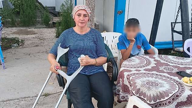 Başıboş köpeklerin kovaladığı anne-oğul düşerek yaralandı